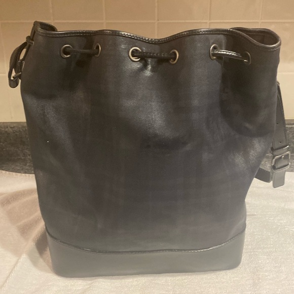 Burberry Bucket bag excellent condition. - Picture 3 of 10